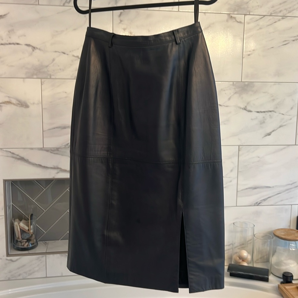 Size 6 Oscar de la Renta black lambskin leather pencil skirt with slit